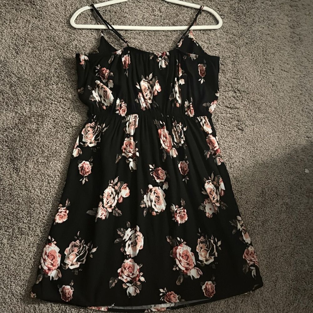 Cutsie flowery dress. Women’s XL. Adjustable thin straps. - Picture 3 of 4